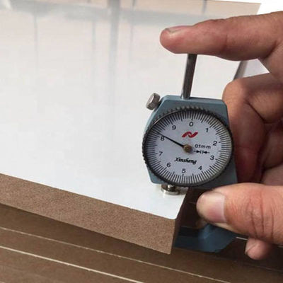 680-830KG/M3 Плотность деревянные волокна 16mm 19mm Белая текстура меламин Mdf для кухонного шкафа