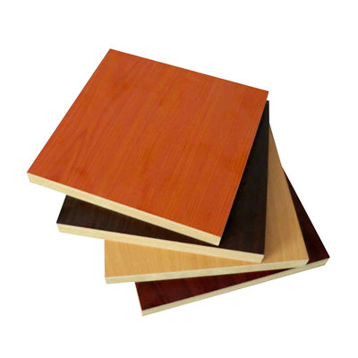Твердые доски Mdf 15 мм Белый деревянный цвет Меламинный Mdf с плотностью 680-830 кг/м3